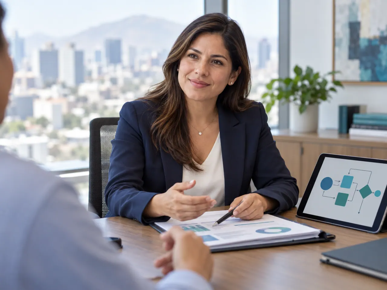 Consultora conversando con un cliente sobre su sistema de gestión
